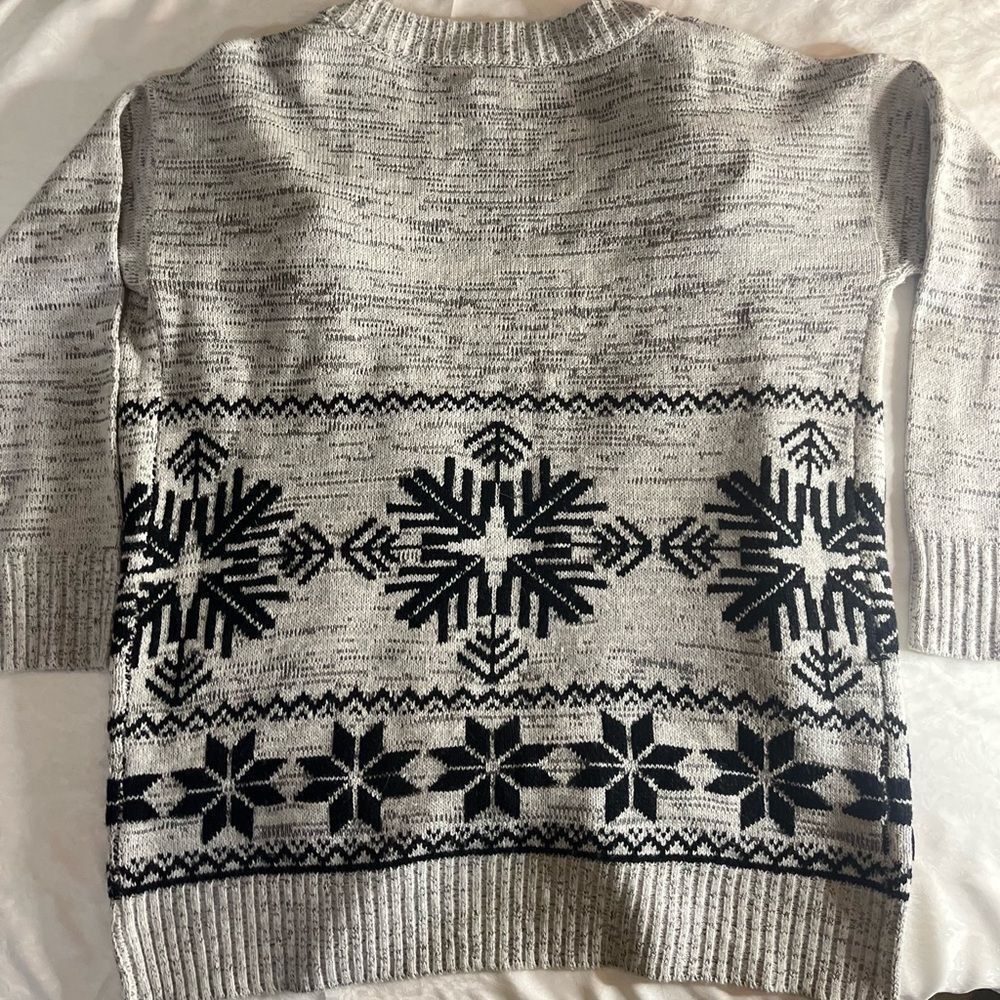 Deb Women's size Med Grey Patterned snowflake Cardigan Sweater - Picture 8 of 8